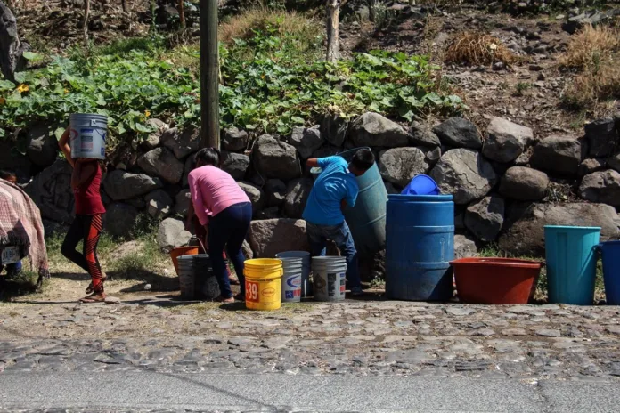 Niños acarrean agua a sus casas de la Laguna