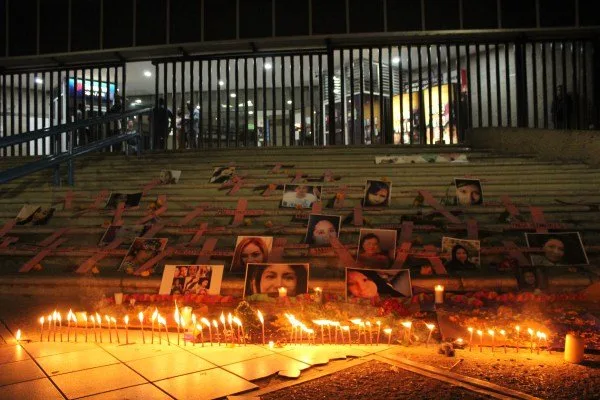 Fotos de las víctimas de feminicidio en Chiapas sobre las escaleras hacia la FGE.