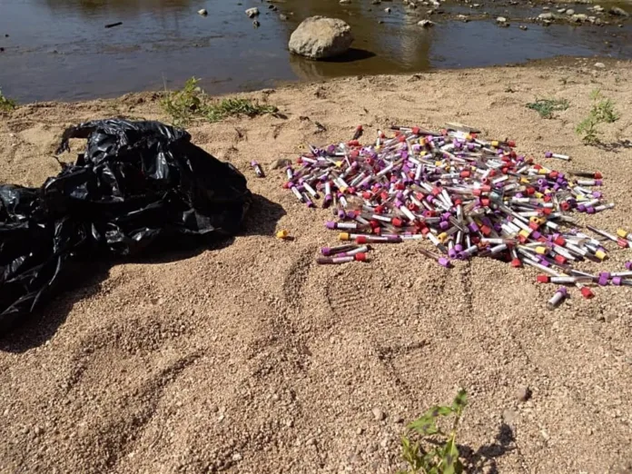 Localizan seis kilos de tubos de ensayo con sangre en un río de Cintapala (5)
