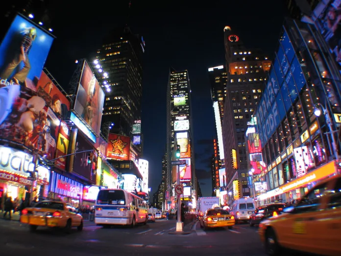 wiki_Times Square en el corazón de una densa sociedad de información, con multiplicidad de soportes y de fuentes