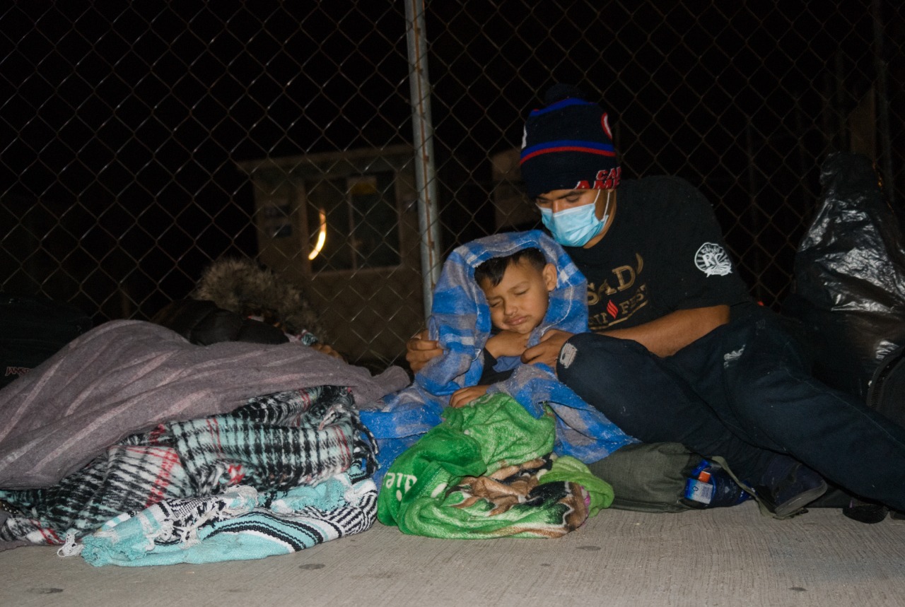 Familia de migrantes expulsada del deportivo Xonaca