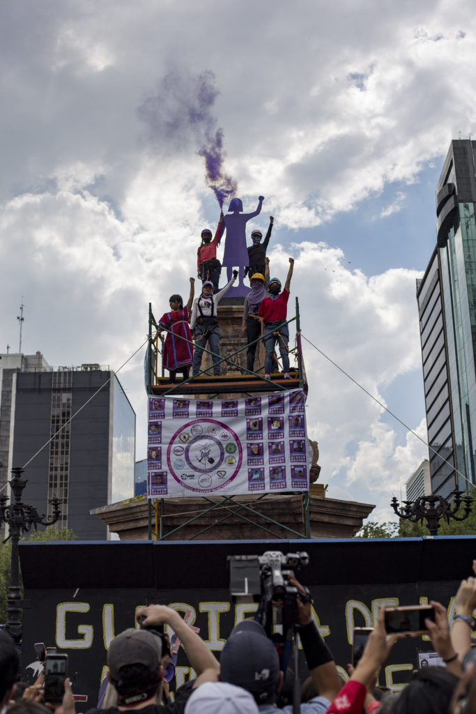 Feministas realizan acción antimonumental en la Glorieta de las Mujeres que Luchan