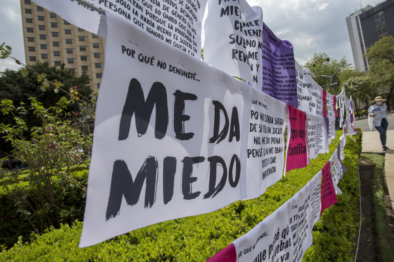 Feministas realizan acción antimonumental en la Glorieta de las Mujeres que Luchan