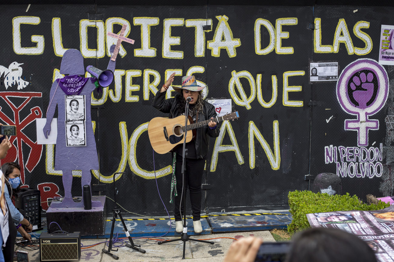 Feministas realizan acción antimonumental en la Glorieta de las Mujeres que Luchan