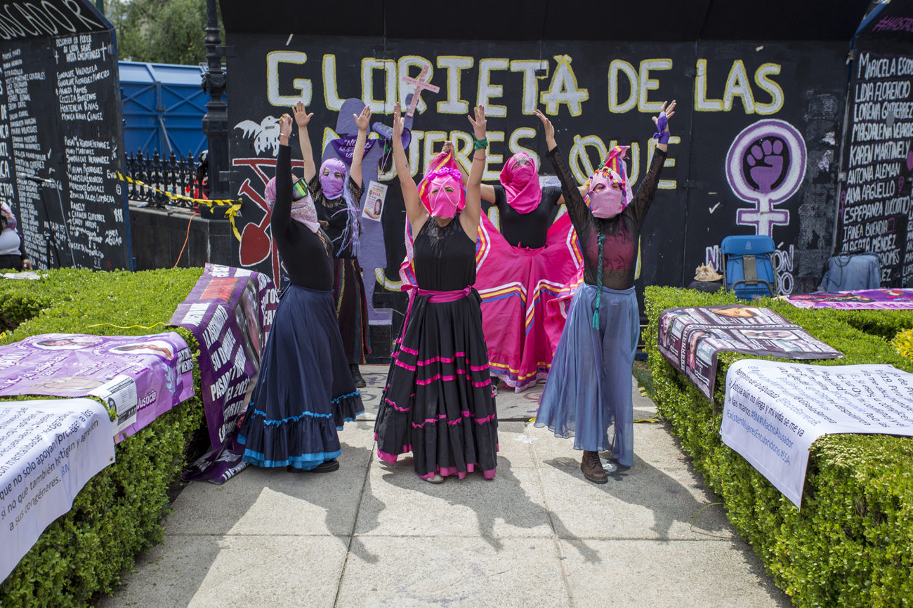 Feministas realizan acción antimonumental en la Glorieta de las Mujeres que Luchan