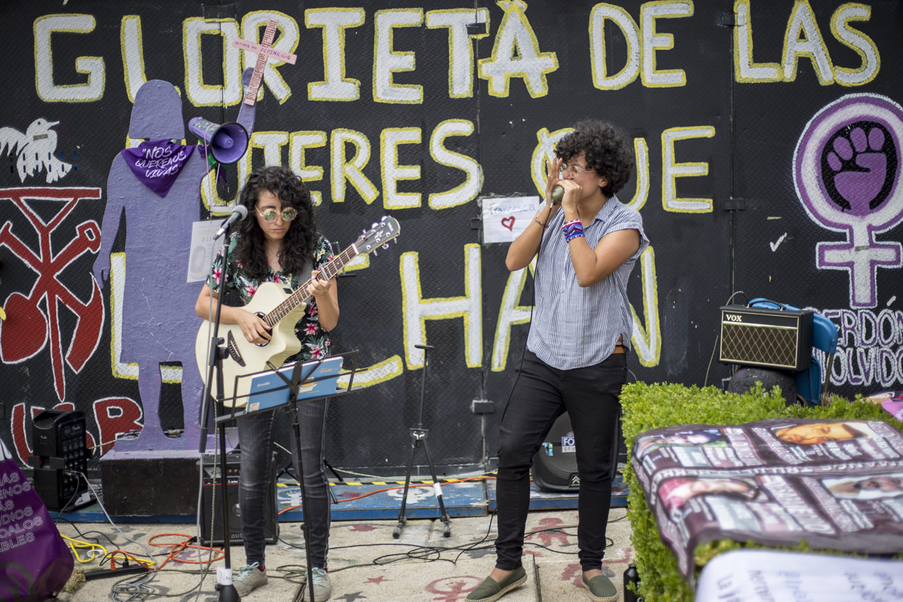 Feministas realizan acción antimonumental en la Glorieta de las Mujeres que Luchan