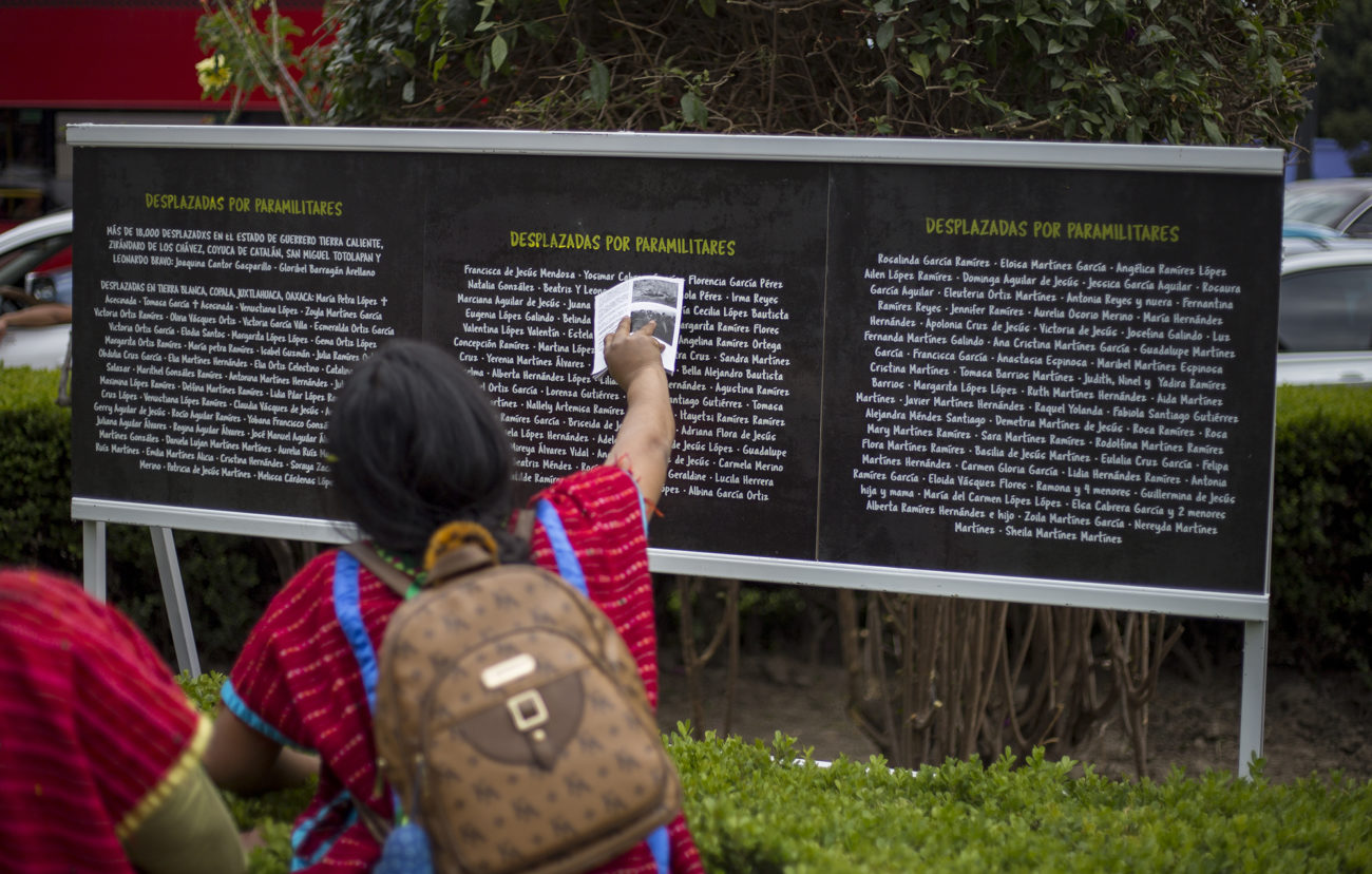 Feministas realizan acción antimonumental en la Glorieta de las Mujeres que Luchan