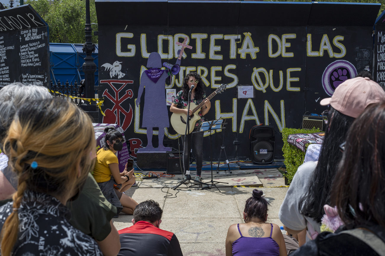 Feministas realizan acción antimonumental en la Glorieta de las Mujeres que Luchan