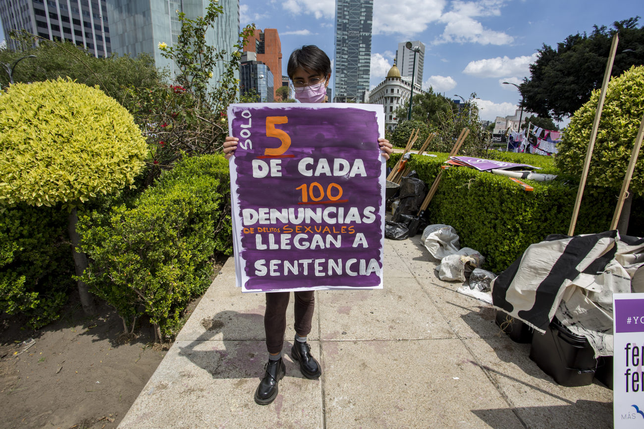 Feministas realizan acción antimonumental en la Glorieta de las Mujeres que Luchan