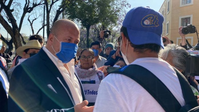 “Si me siguen gritando, no les voy a atender”: responde gobernador de Jalisco a familiares de personas desaparecidas