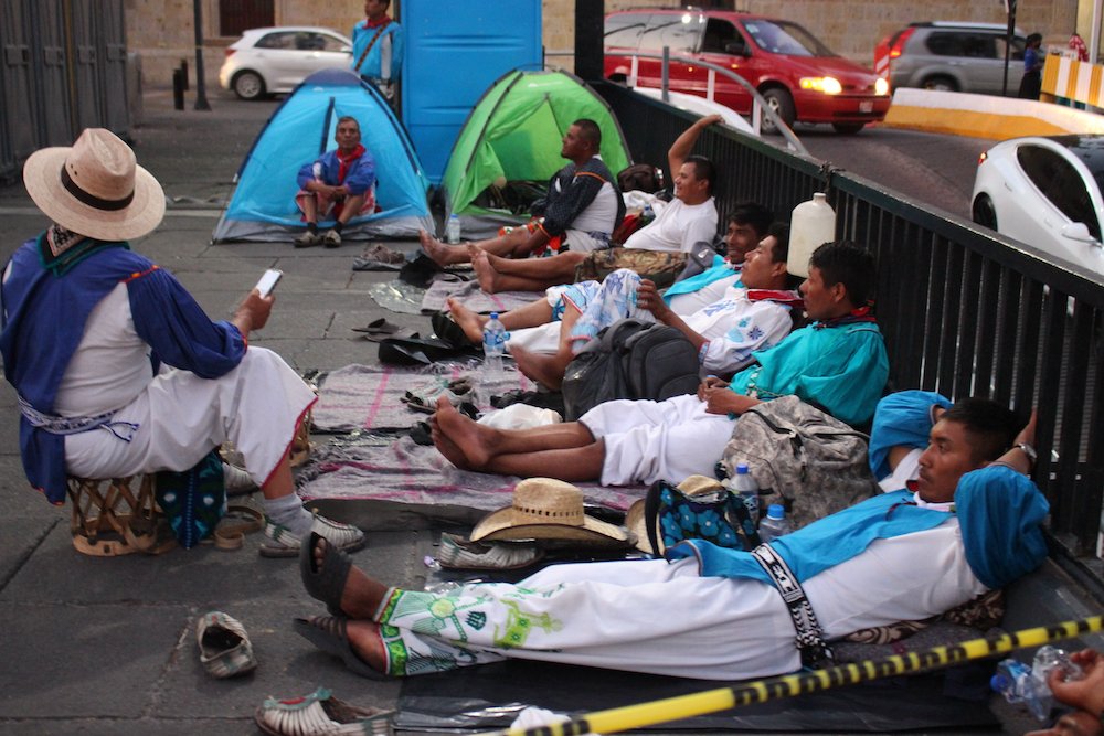 Caravana de Dignidad y Conciencia Wixárika avanza con paso firme hacia la CDMX