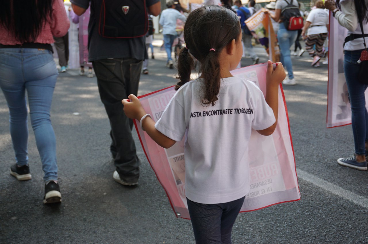 niñas y niños marcharon para exigir el regreso de sus madres