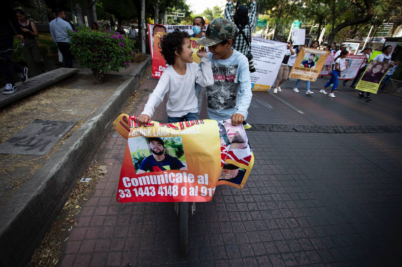 niñas y niños marcharon para exigir el regreso de sus madres