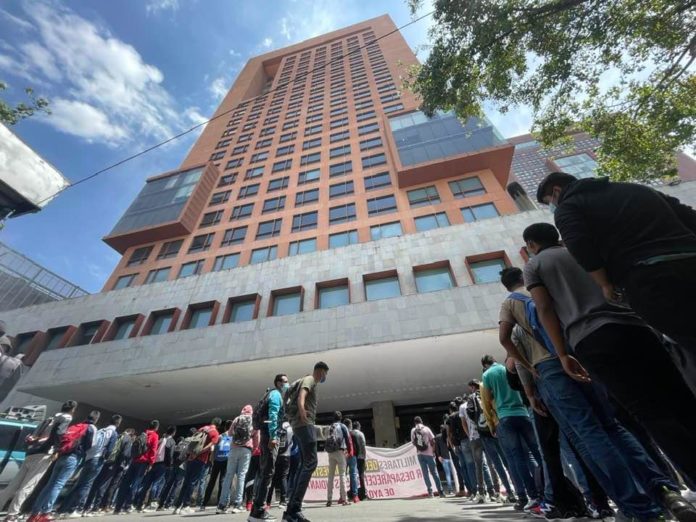 Madres y padres de los 43 en la SRE Padres y madres de los 43 protestan en la SRE, exigen extradición de Tomás Zerón de Lucio