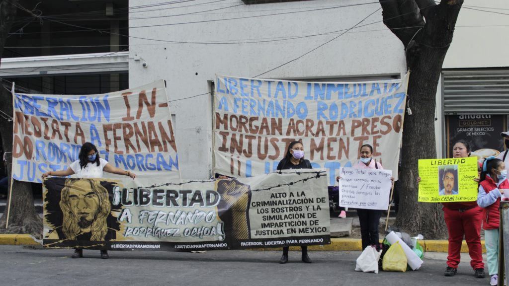 Familiares de Fernando Rodríguez frente a la FGJCDMX