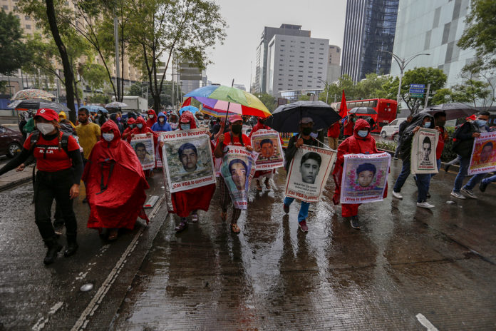 Ayotzi 95 meses 5 Padres y madres de los 43