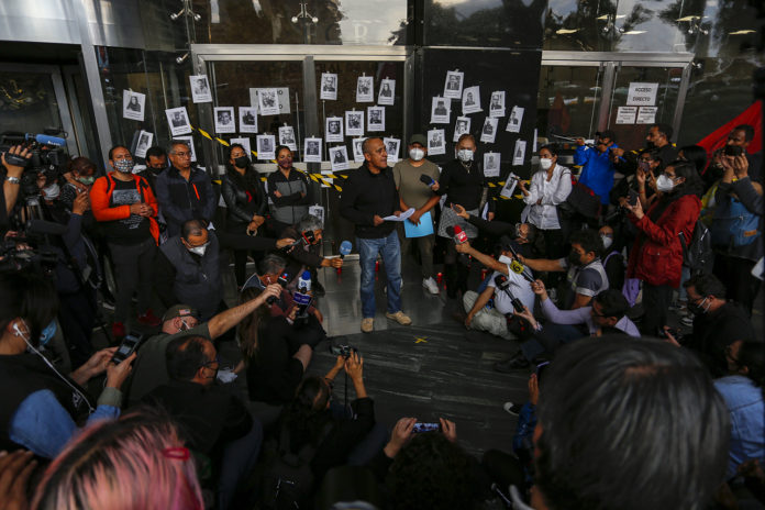 Peridistas FGR 7 Periodistas clausuran FGR en protesta por el asesinato de Fredid Román