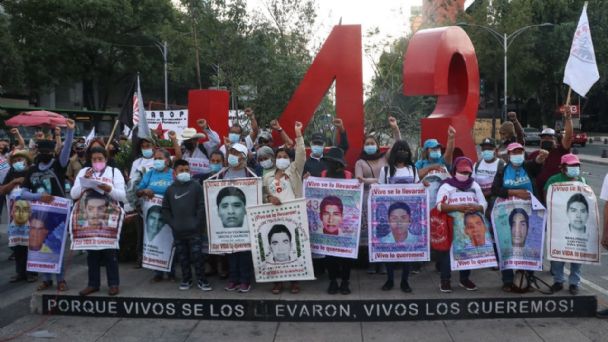 Padres de los 43 estudiantes desaparecidos de Ayotzinapa exigen justicia ante la CIDH