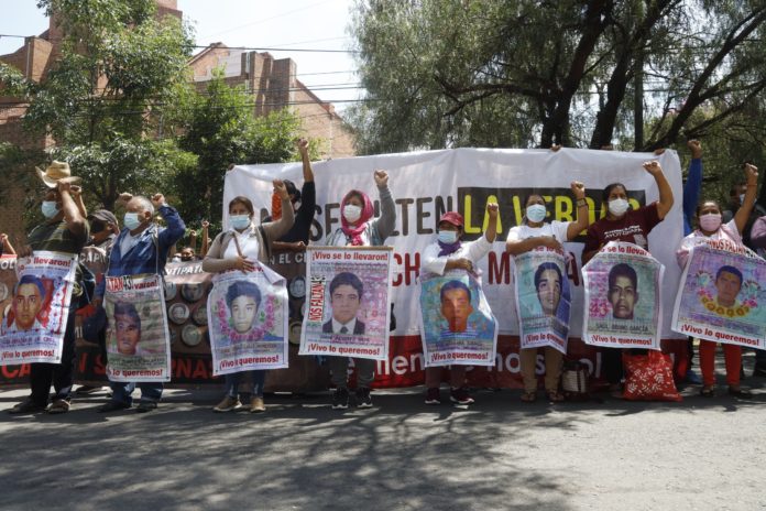 FdOZrJfaUAA12UL Padres y madres de los 43