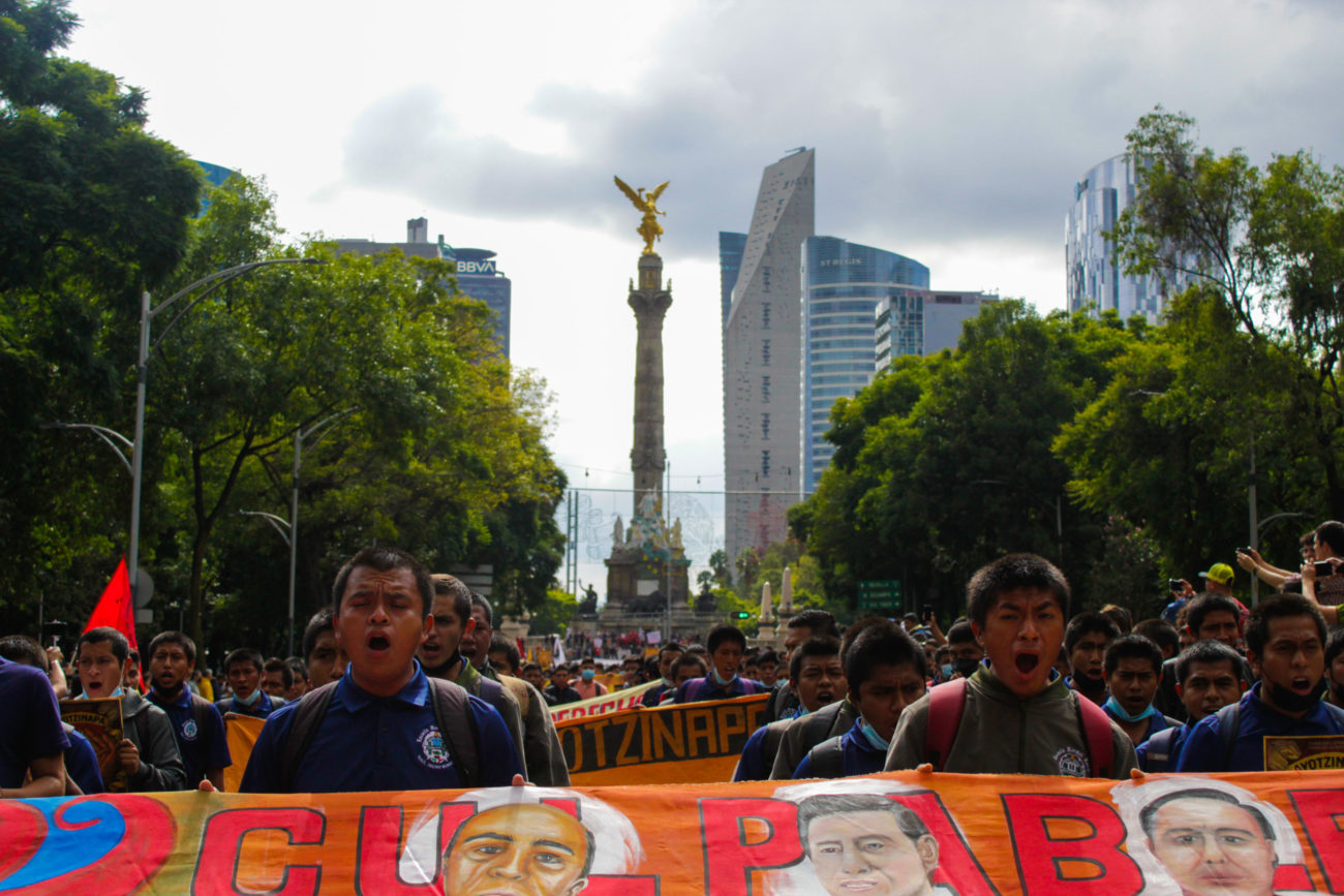 Estudiantes normalistas en la marcha nacional