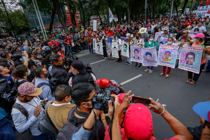 marcha nacional a 8 años de la desaparición de los 43 normalistas
