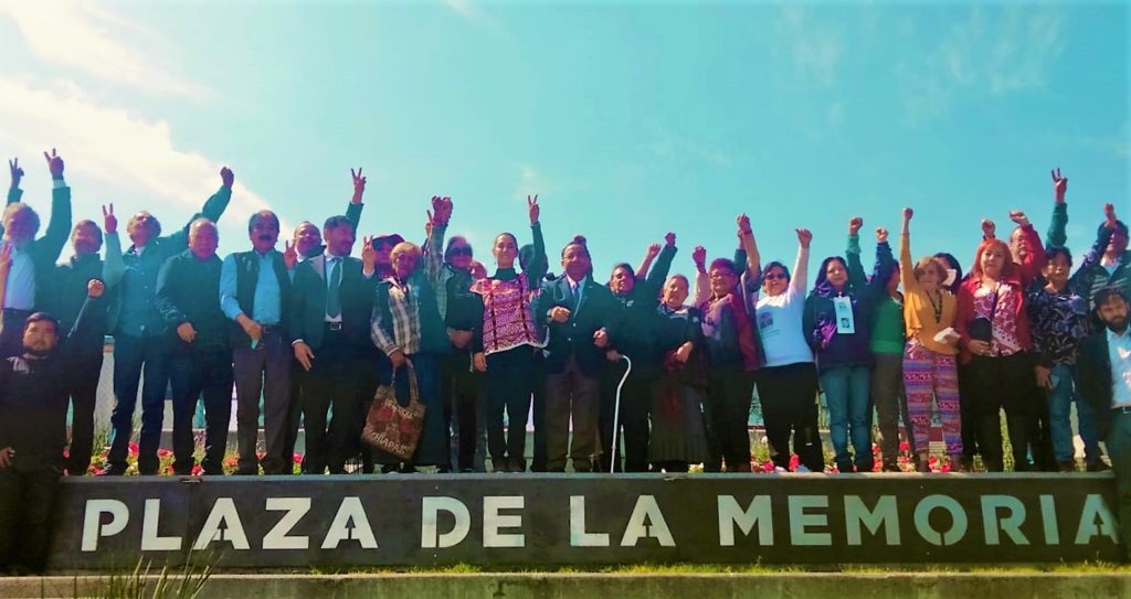 Miembros del gobierno de la CDMX, sobrevivientes y familiares de las víctimas en la Plaza de la Memoria Foto: Cinthia Quinto 