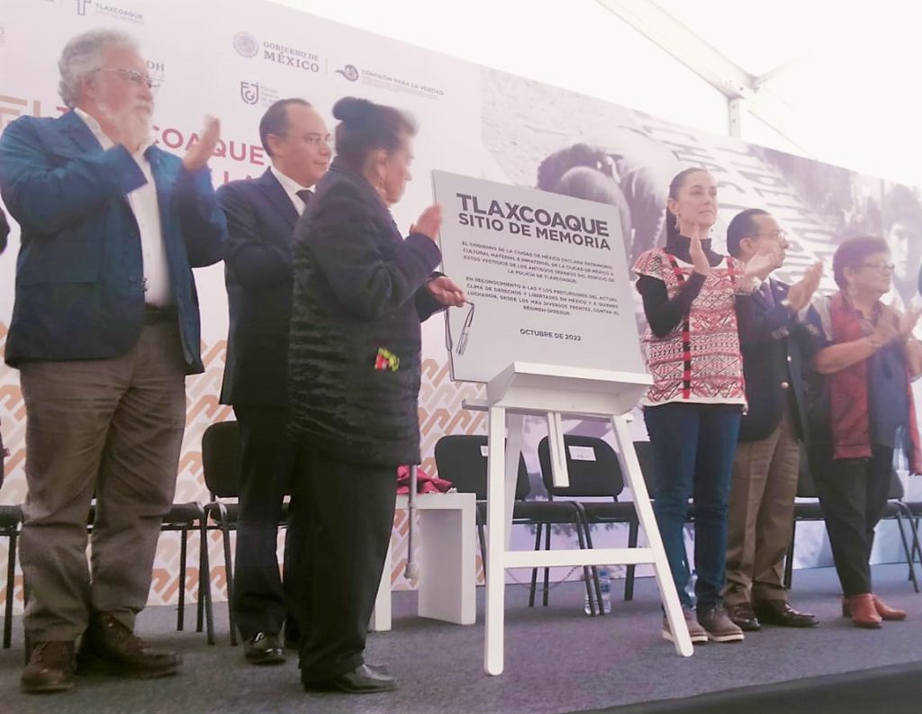 Claudia Sheinbaum en compañía de Consuelo Solís Morales sobreviviente de los hechos violentos de Tlaxcoaque develaron una placa en la que se proclama a la plaza como sitio de memoria Foto: Cinthia Quinto