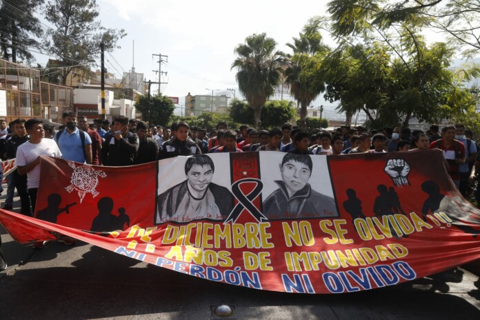 318737917_1282641088977942_315261335879174964_n Policías de Guerrero disparan contra estudiantes de Ayotzinapa