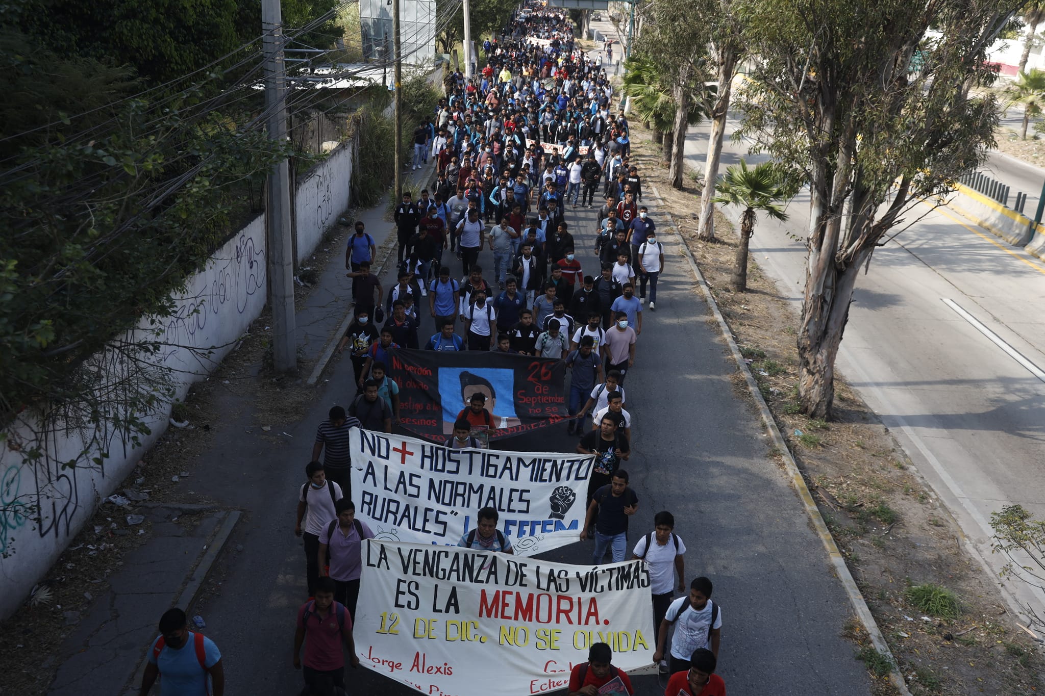 Policías de Guerrero disparan contra estudiantes de Ayotzinapa