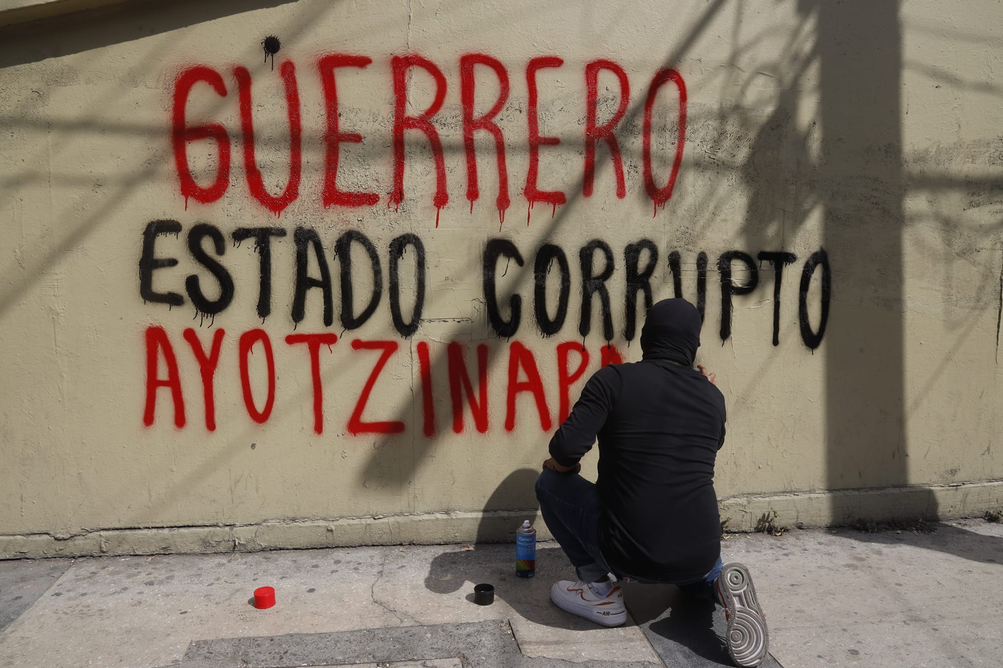 Policías de Guerrero disparan contra estudiantes de Ayotzinapa