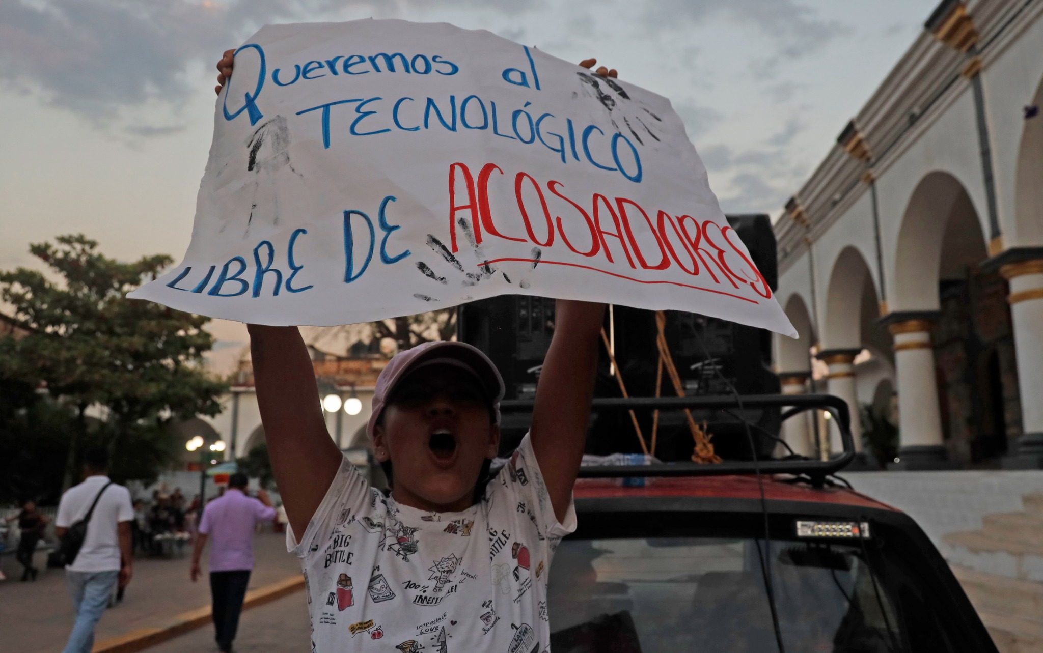 Estudiantes de TECNM de Tlapa marchan contra acoso sexual y exigen destitución de directora