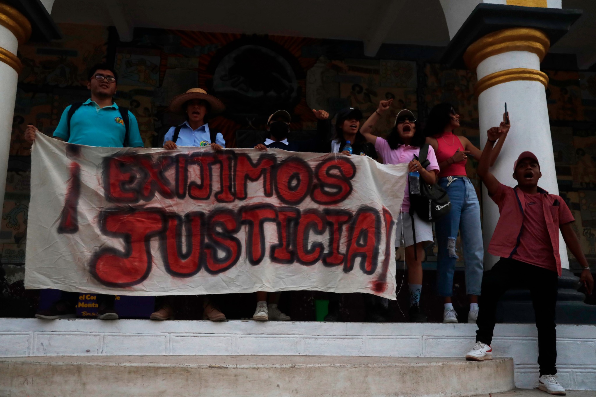 Estudiantes de TECNM de Tlapa marchan contra acoso sexual y exigen destitución de directora