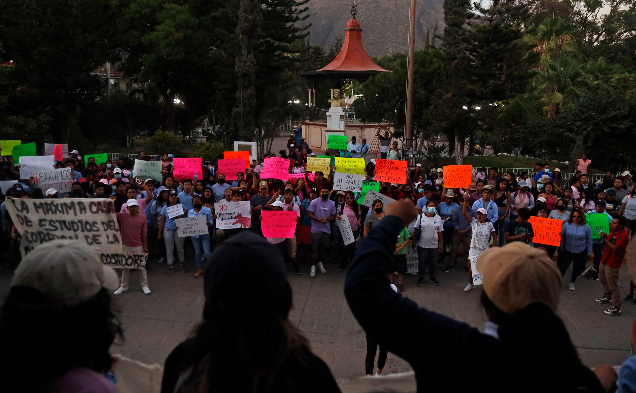 Estudiantes de TECNM de Tlapa marchan contra acoso sexual y exigen destitución de directora