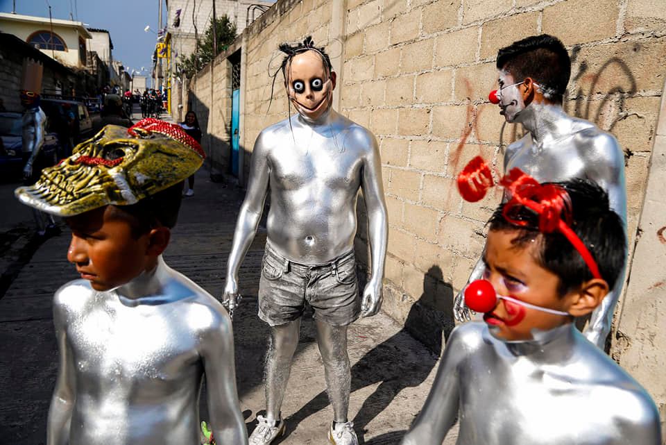 Conoce la colorida danza de Los Xinacates, los pintados que ahuyentan a los demonios durante el Carnaval de San Nicolás de los Ranchos en Puebla, México.