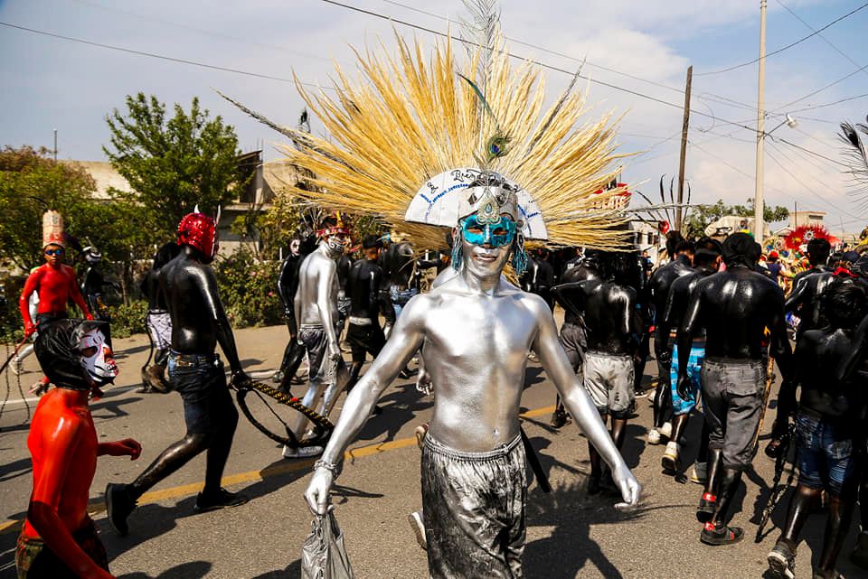 Conoce la colorida danza de Los Xinacates, los pintados que ahuyentan a los demonios durante el Carnaval de San Nicolás de los Ranchos en Puebla, México.