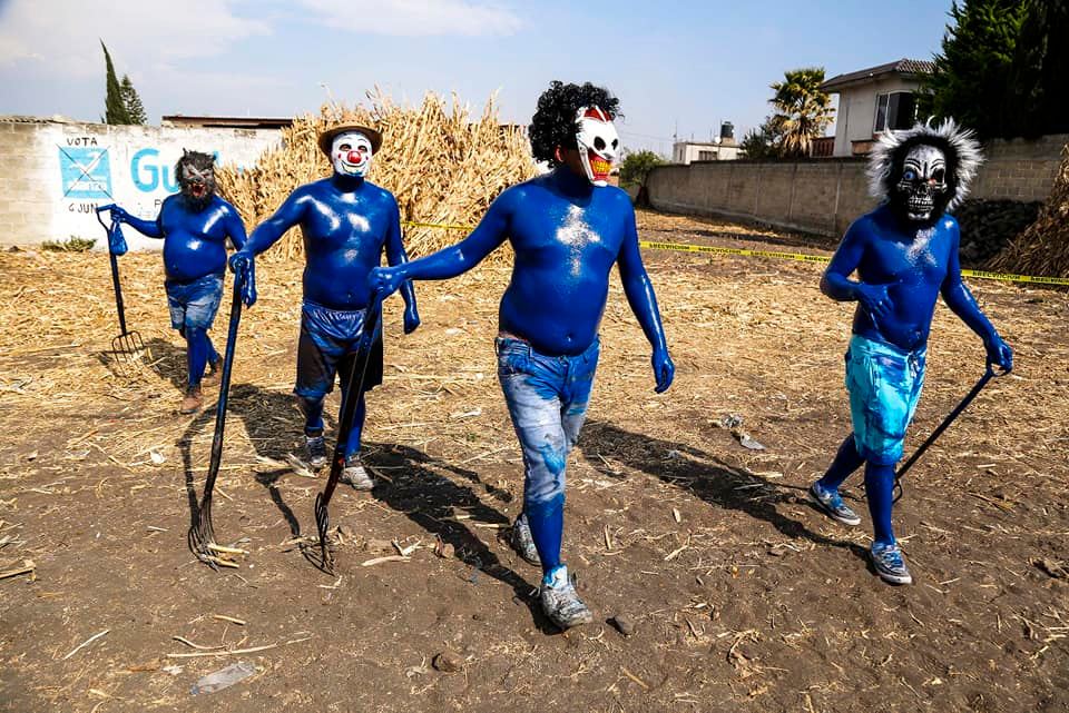 Conoce la colorida danza de Los Xinacates, los pintados que ahuyentan a los demonios durante el Carnaval de San Nicolás de los Ranchos en Puebla, México.