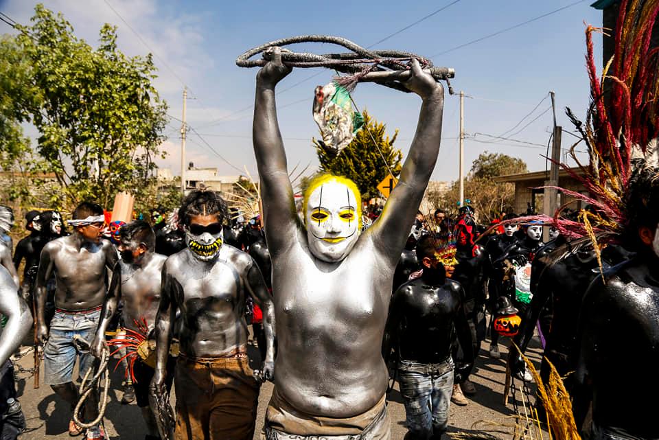 Conoce la colorida danza de Los Xinacates, los pintados que ahuyentan a los demonios durante el Carnaval de San Nicolás de los Ranchos en Puebla, México.