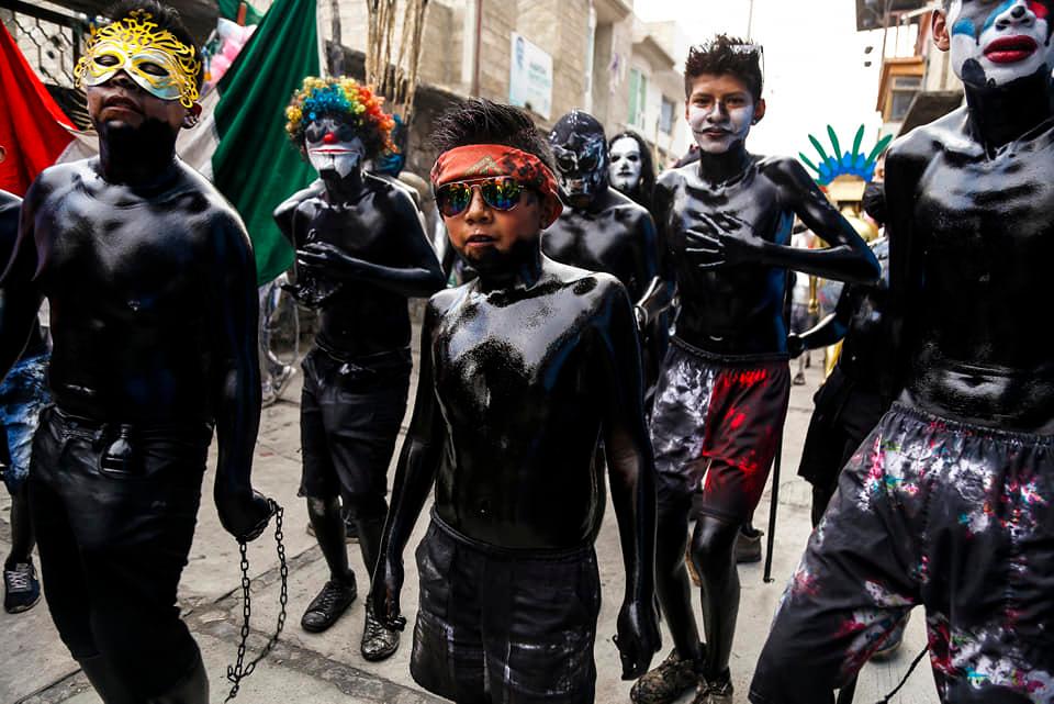 Conoce la colorida danza de Los Xinacates, los pintados que ahuyentan a los demonios durante el Carnaval de San Nicolás de los Ranchos en Puebla, México.