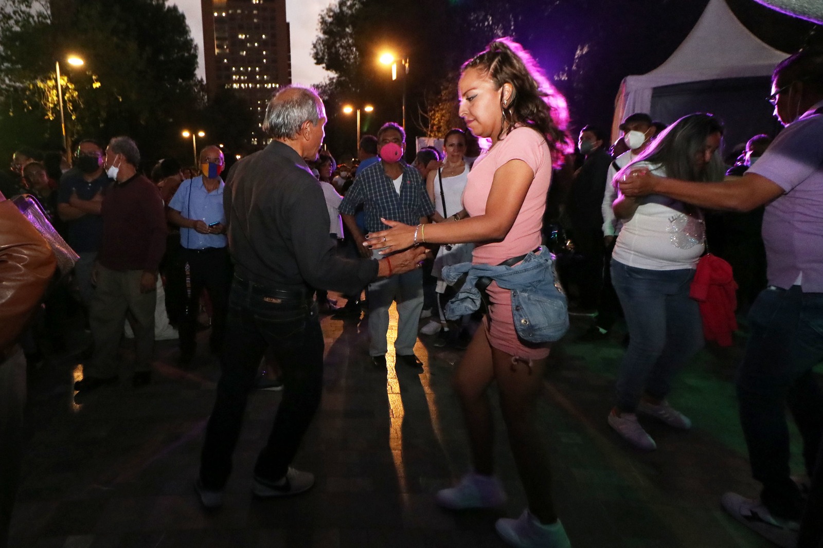 Baile masivo de sonideras y sonideros en el Zócalo de la Ciudad de México como parte de la Noche de Primavera