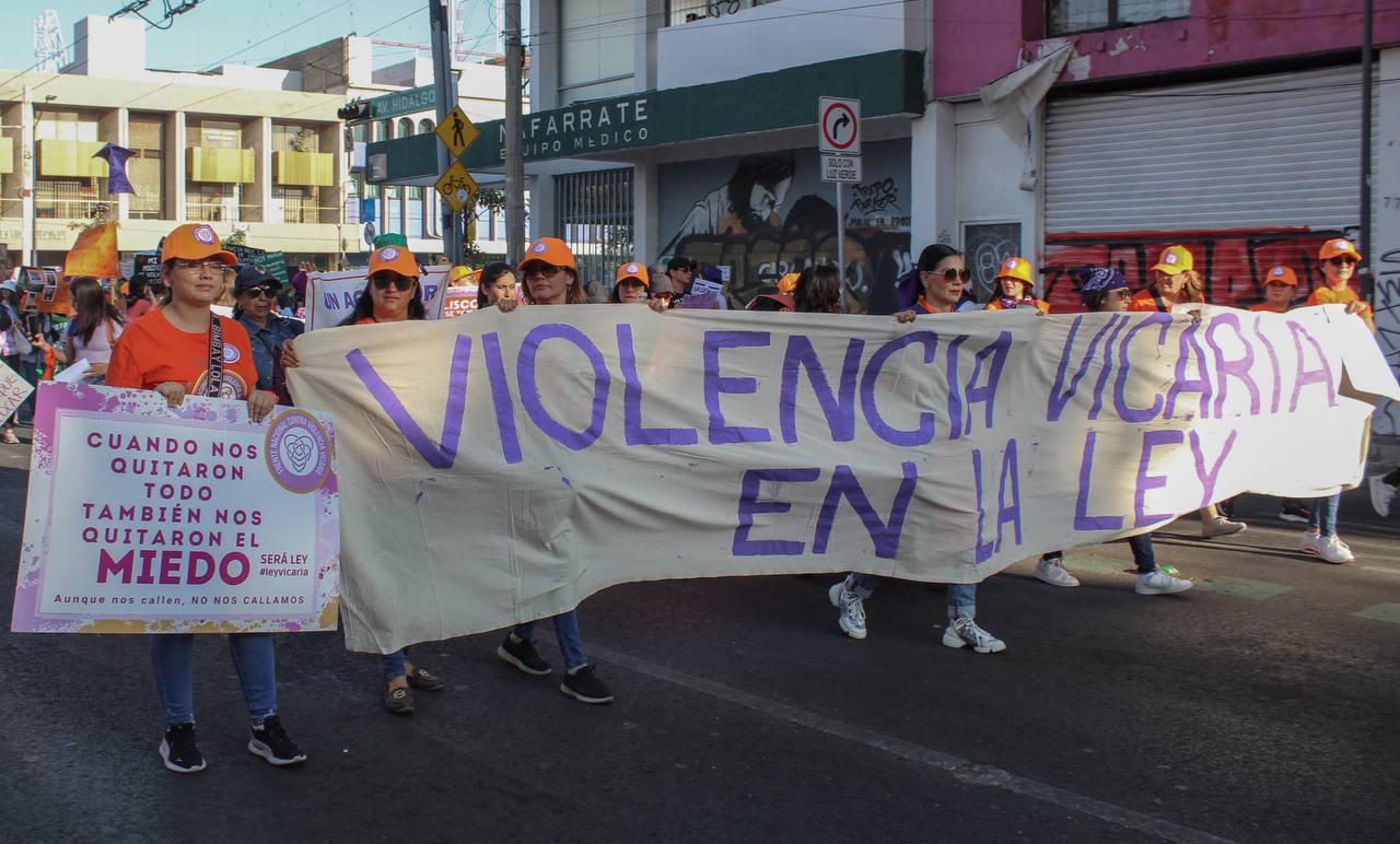 “Yo marcho junto a mi hija, juntas vamos a tumbar el patriarcado”: Mamás marchan este #8M con sus hijxs 