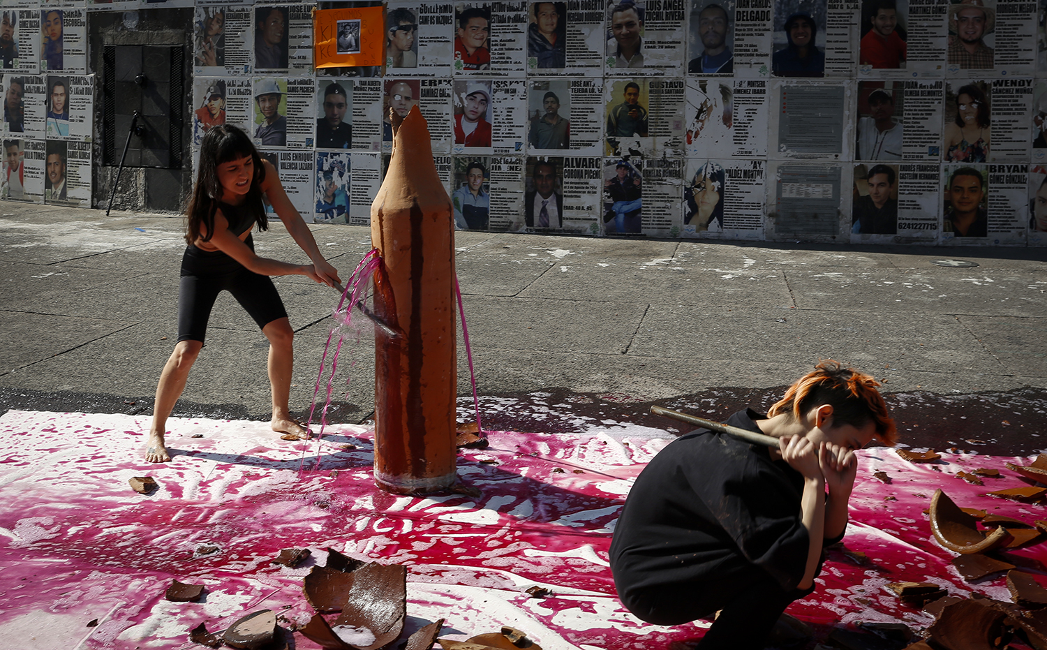 “México feminicida y transfeminicida”: el cierre de un performance para combatir la violencia machista