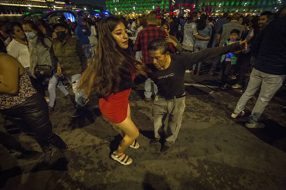 Sonideros 100 Gran Baile de Sonideros en el Zócalo y conciertos de Los Lobos, Cecilia Toussaint y Black Panthera en la Noche de Primavera 2026 Más de 40 clubes de bailen tomaran la plancha del Zócalo para celebrar el día internacional de la Danza con la coreografía la Rutina del pueblo.