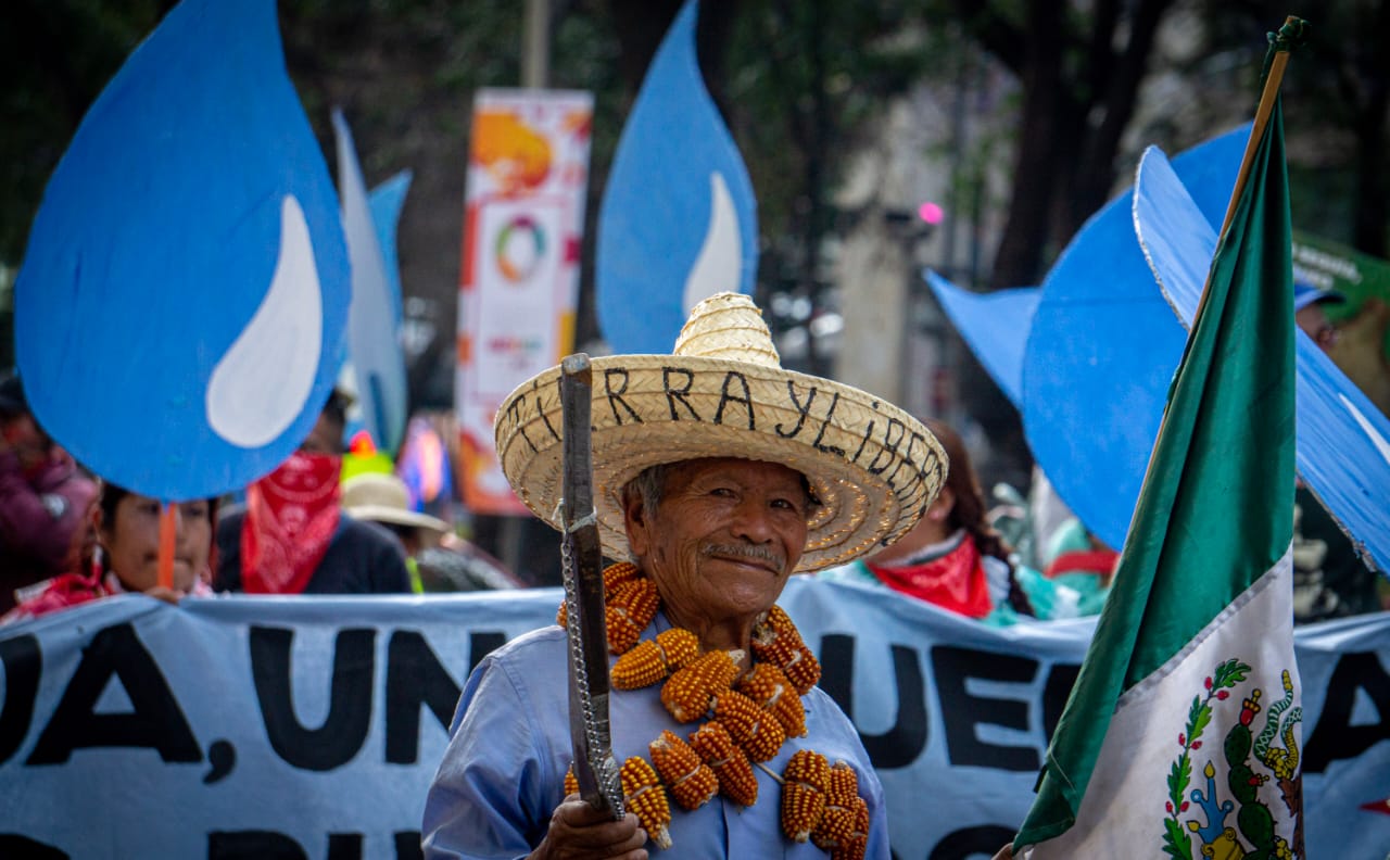 Marchan en la CDMX contra el despojo del agua