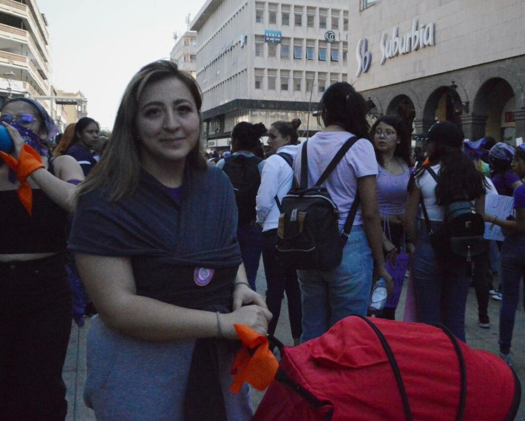 “Yo marcho junto a mi hija, juntas vamos a tumbar el patriarcado”: Mamás marchan este #8M con sus hijxs 