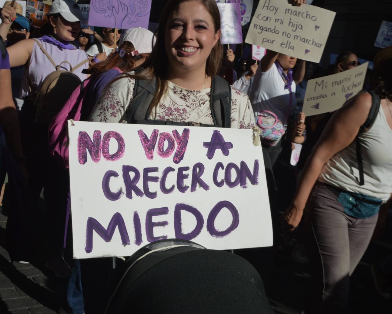 “Yo marcho junto a mi hija, juntas vamos a tumbar el patriarcado”: Mamás marchan este #8M con sus hijxs 