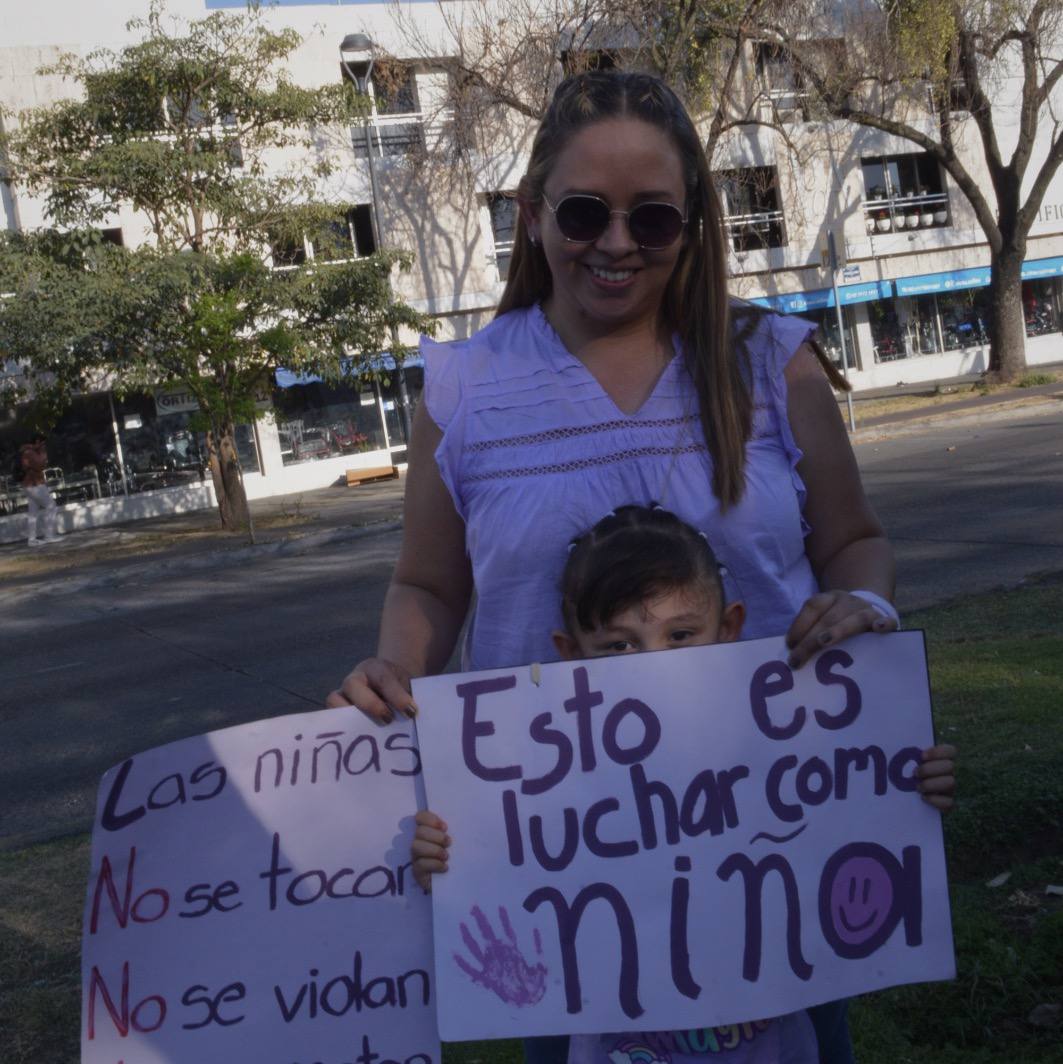 “Yo marcho junto a mi hija, juntas vamos a tumbar el patriarcado”: Mamás marchan este #8M con sus hijxs 