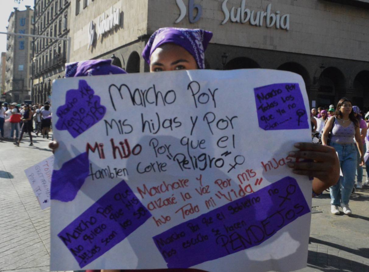 “Yo marcho junto a mi hija, juntas vamos a tumbar el patriarcado”: Mamás marchan este #8M con sus hijxs 