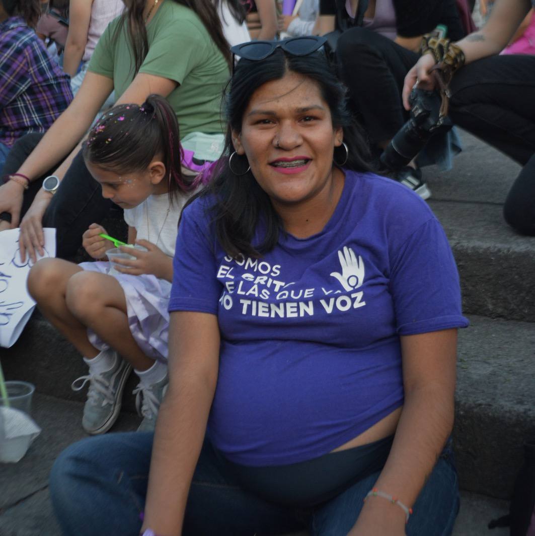 “Yo marcho junto a mi hija, juntas vamos a tumbar el patriarcado”: Mamás marchan este #8M con sus hijxs 