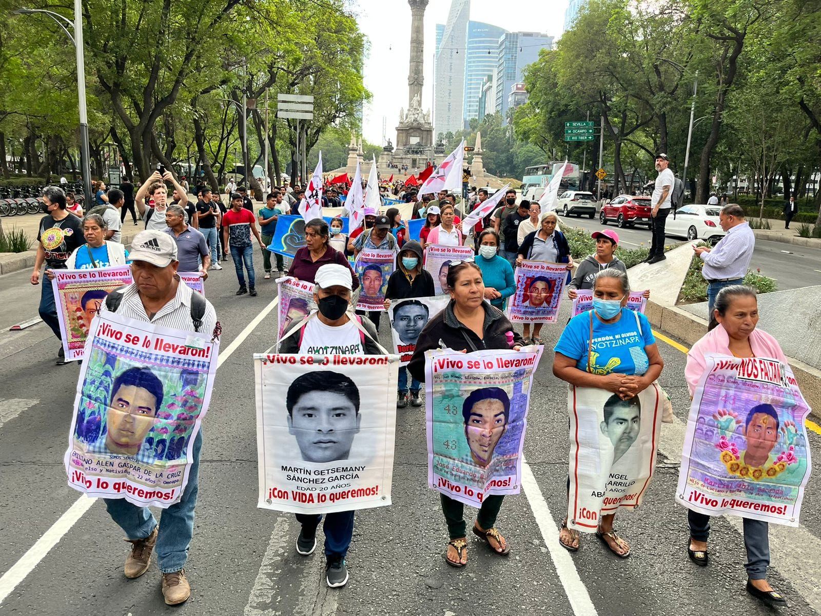  Familias de los 43 estudiantes desaparecidos exigen justicia tras 103 meses de lucha