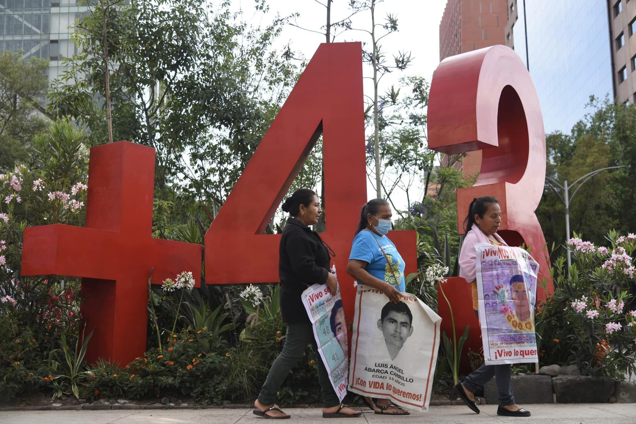 Familias de los 43 estudiantes desaparecidos exigen justicia tras 103 meses de lucha